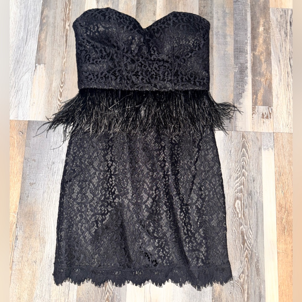 Elegant Black Lace Strapless Dress with Feather Trim